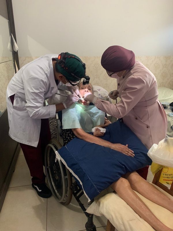 Dourados recebe equipamento odontológico portátil para atender pacientes especiais acamados em casa