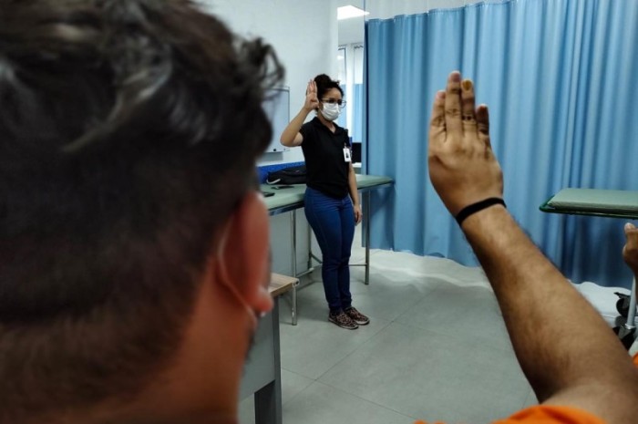 CIIR promove treinamento permanente em Libras para equipe profissional