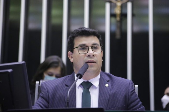 Veras: grande parcela da população terá condições de usufruir dos benefícios da energia renovável - (Foto: Paulo Sérgio/Câmara dos Deputados)