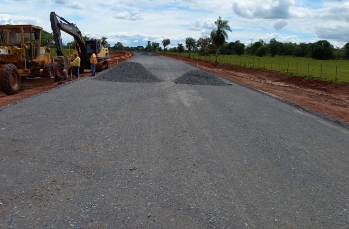 Com investimento de R$ 18 milhões, obra de acesso ao distrito de Albuquerque segue em várias frentes de trabalho