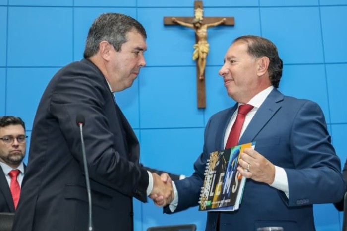 Riedel entrega mensagem do governo ao presidente da ALEMS