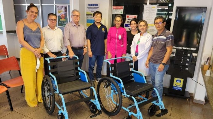Hospital da Vida recebe duas cadeiras de rodas para atendimento de pacientes obesos