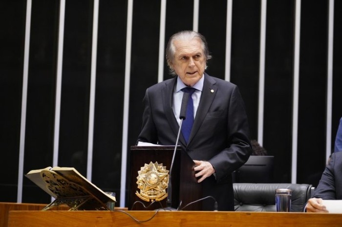 Luciano Bivar leu a mensagem encaminhada pelo presidente da República - (Foto: Pablo Valadares/Câmara dos Deputados)