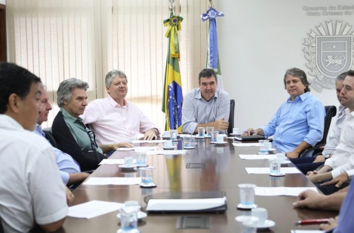 Governador discute obras da rota bioceânica com setor de transportes de MS