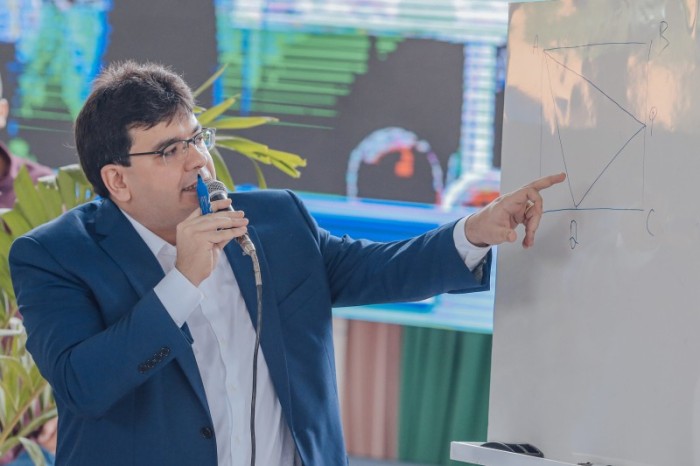 Governador ministra aula de matemática durante abertura do ano letivo de 2023