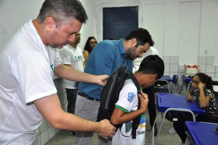 Escola e ortopedistas realizam ação para alertar sobre o peso da mochila escolar