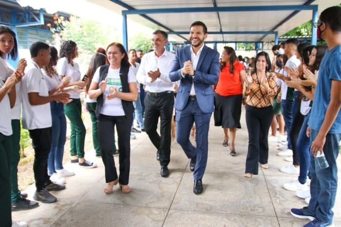Secretário da Educação visita escolas para acompanhar primeira semana de aulas