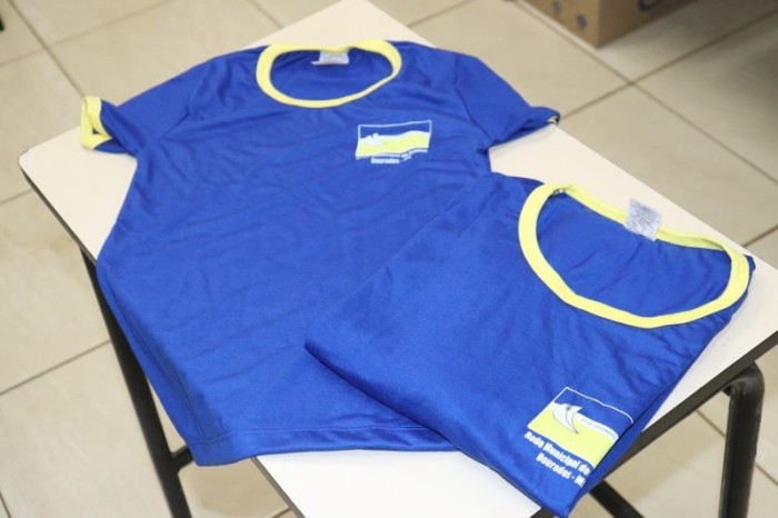 Prefeitura inicia entrega de uniformes escolares para unidades de ensino