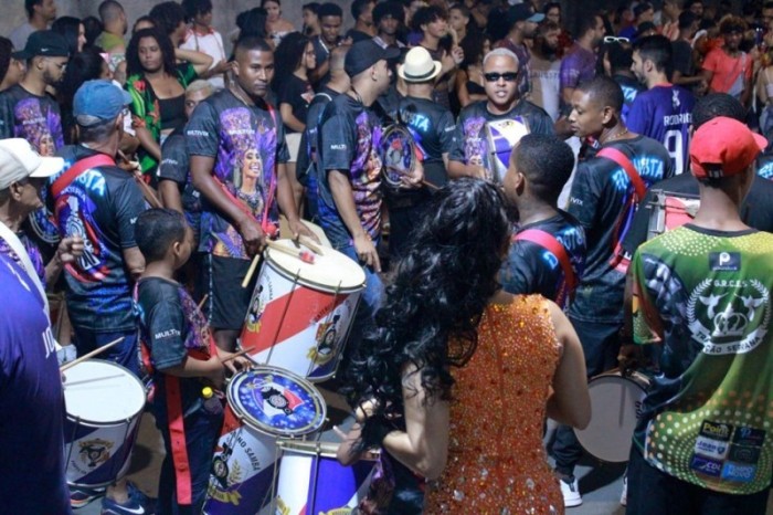 Jovens do CRJ Feu Rosa participam do desfile da Tradição Serrana 