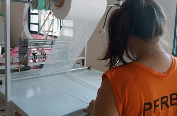 Absorventes produzidos em presídio levam dignidade menstrual a internas e estudantes de Rio Brilhante