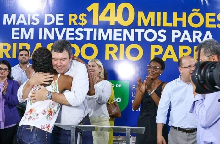 Na primeira agenda no interior, governador assina obras e contrato de R$ 140 milhões