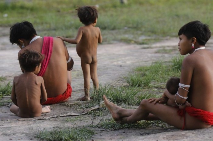 Mulheres e crianças Yanomami em Surucucu - (Foto: Fernando Frazão/Agência Brasil)