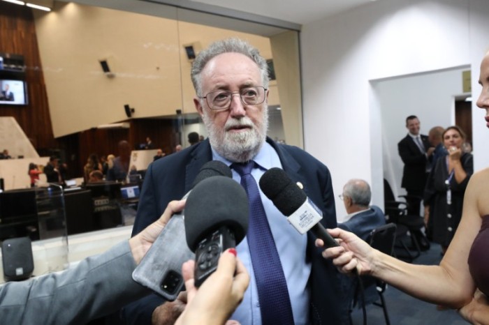“É uma comissão sempre requisitada, que exige conhecimento da área”, afirma o parlamentar que é médico e foi professor de Medicina da Universidade Estadual de Londrina e diretor do Hospital Universitário. / Créditos: Valdir Amaral/Alep