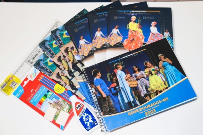 Prefeitura de Dourados inova e entrega kit escolar personalizado