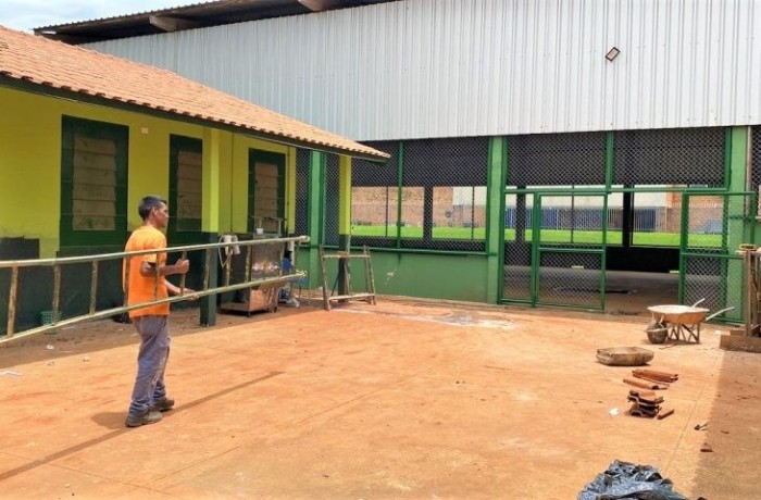 Internos do regime semiaberto atuam na reforma de escola pública em Indubrasil