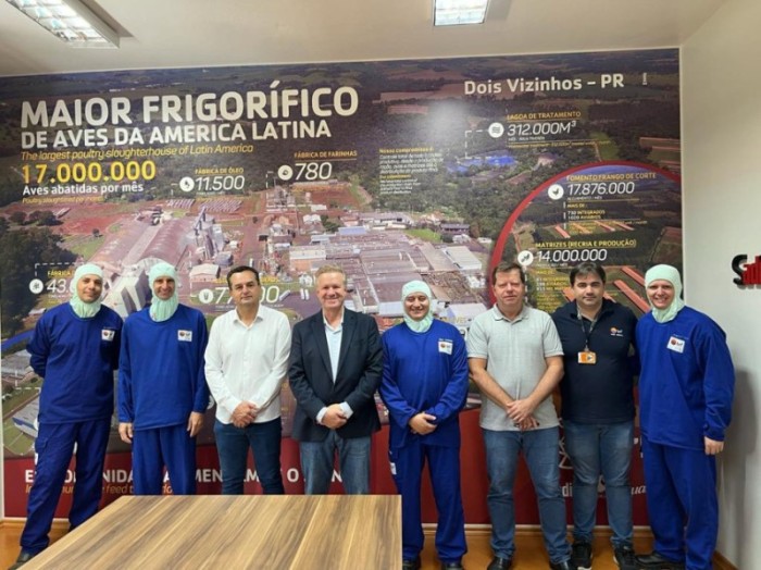 O deputado Luis Corti (ao centro, de paletó) é o presidente da Comissão de Minas, Energia e Água da Assembleia Legislativa. / Créditos: Divulgação