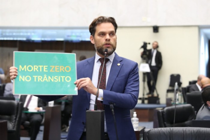 O deputado Goura (PDT) é um dos autores da proposição ao lado dos deputados Requião Filho (PT), Professor Lemos (PT), Arilson Chiorato (PT), Luciana Rafagnin (PT), Mabel Canto (PSDB), Cristina Silvestri (PSDB), e dos ex-deputados Nelson Luersen (União) e 