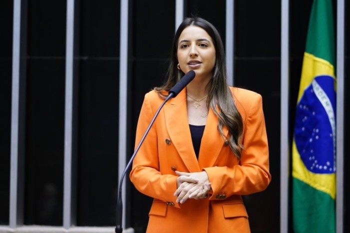 A autora da proposta, deputada Amanda Gentil - (Foto: Pablo Valadares/Câmara dos Deputados)