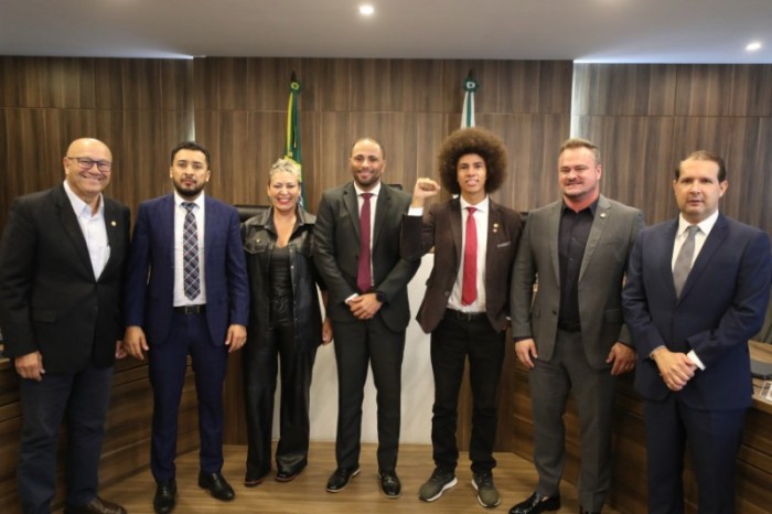 (Esq. p/ dir.) Os deputados Luiz Claudio Romanelli (PSD), Soldado Adriano José (PP), Cloara Pinheiro (PSD), Do Carmo (União), o presidente Renato Freitas (PT), Alisson Wandscheer (PROS) e o 1º vice-presidente da Casa, Marcel Micheletto (PL), que instalou 