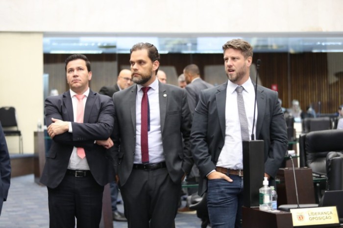 (Esq. p/ dir.) Deputados Arilson Chiorato (PT), Goura (PDT) e Requião Filho (PT), líder da Oposição na Casa. / Créditos: Dálie Felberg/Alep