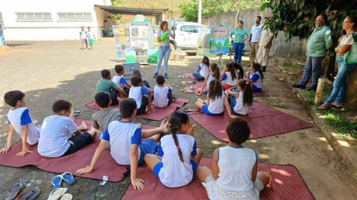 Escola de Muqui recebe biblioteca itinerante do Monumento Natural Serra das Torres