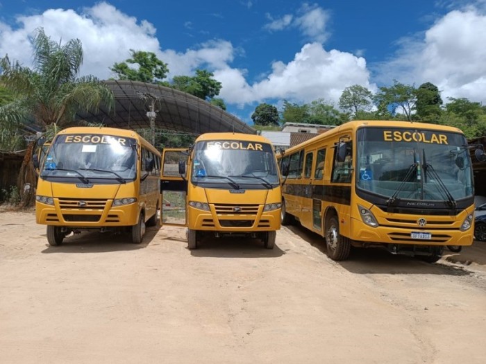 Sedu realiza entrega de ônibus escolares aos municípios de Águia Branca e Água Doce do Norte