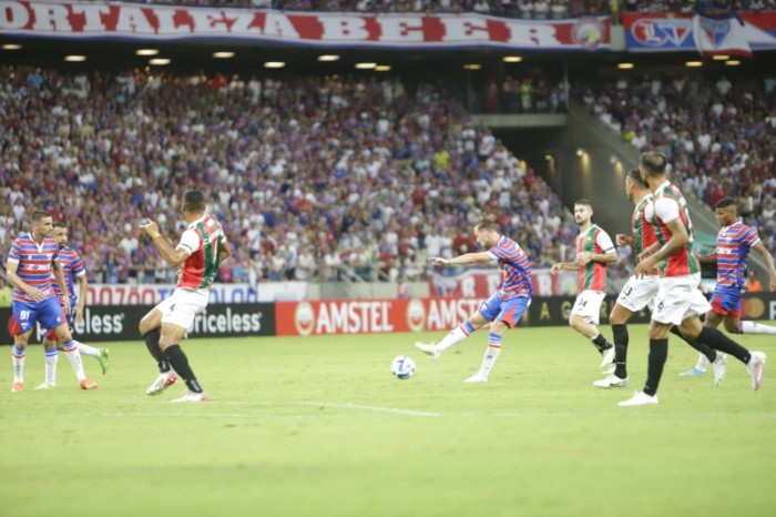 Jogo de reabertura da Arena Castelão com novo gramado tem Fortaleza avançando na Libertadores 2023