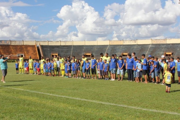 Alunos da Reme entram em campo com jogadores e assistem vitória do DAC
