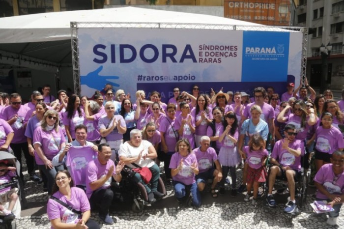 A mobilização reuniu dezenas de pessoas com doenças raras, familiares, profissionais de saúde e representantes de 17 entidades de apoio em uma tenda montada pela Secretaria de Estado da Saúde. / Créditos: Jonas Oliveira