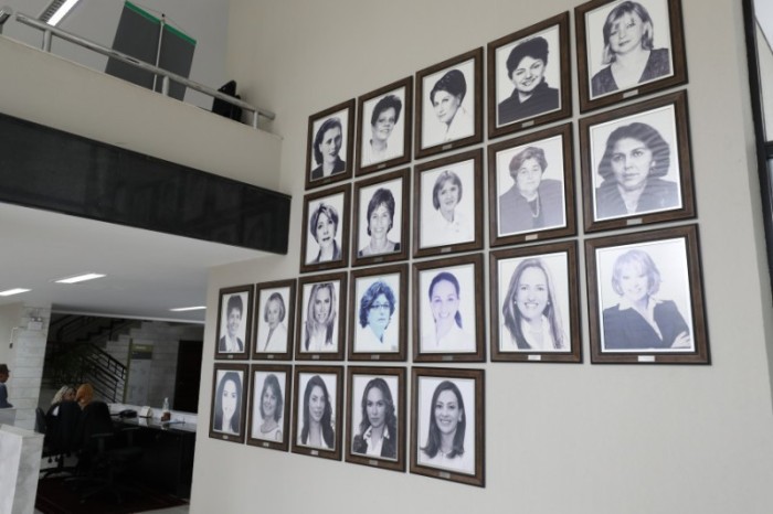 Galeria das deputadas está situada no hall de entrada do Prédio Administrativo da Casa. / Créditos: Orlando Kissner/Alep