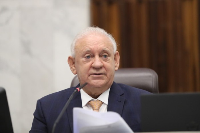 Documento pelo presidente da Casa no início da sessão plenária desta terça-feira (7). / Créditos: Orlando Kissner/Alep