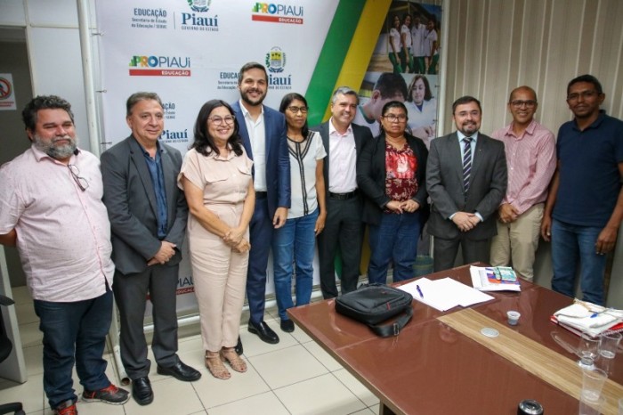 Secretários e representantes do Sinte tratam sobre valorização dos profissionais da Educação