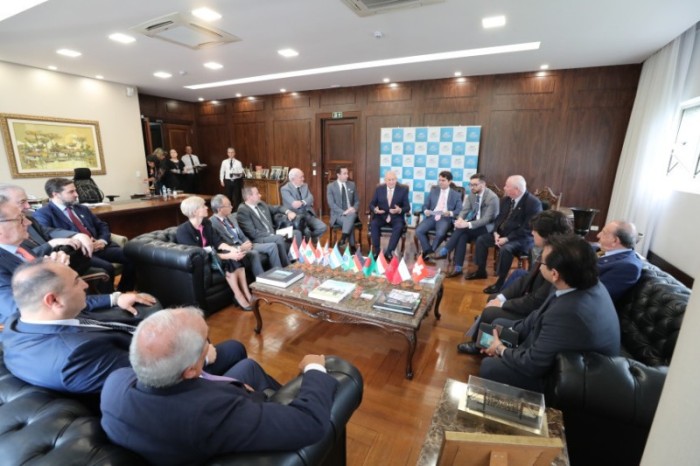 Durante o encontro, discutiram-se estratégias para fomentar os laços culturais, políticos e econômicos entre o Paraná e os países representados. / Créditos: Valdir Amaral/Alep