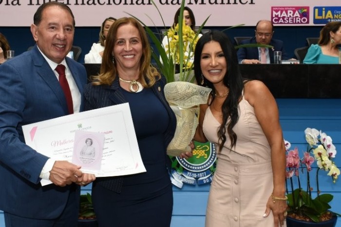 Deputado Gerson Claro homenageia delegada e empreendedora com Troféu Celina Jallad