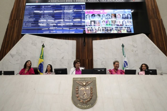 Durante parte da sessão plenária desta quarta-feira (8), a Mesa do Plenário foi exclusivamente ocupada por deputadas. / Créditos: Orlando Kissner/Alep