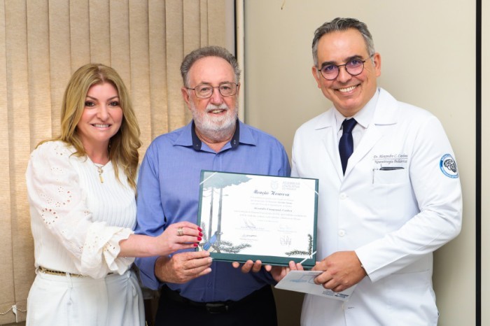 O médico homenageado Alexandre Canheu (à dir.), a superintendente do HU de Londrina, Vivian Feijó, e o deputado estadual Tercilio Turini. / Créditos: Divulgação / Comunicação HU Londrina