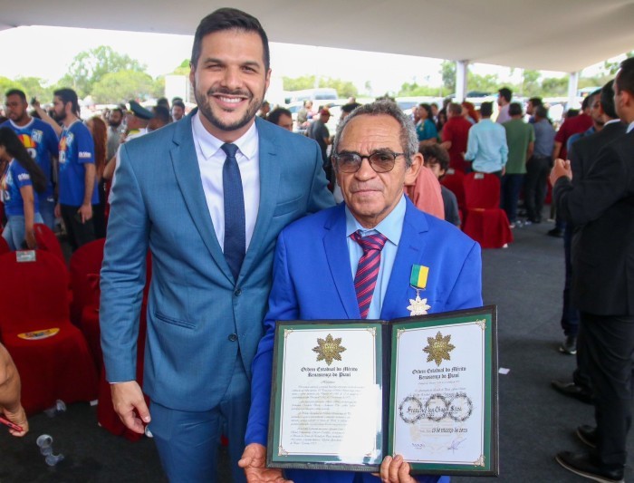 Profissionais da Educação são homenageados com Ordem Estadual do Mérito Renascença