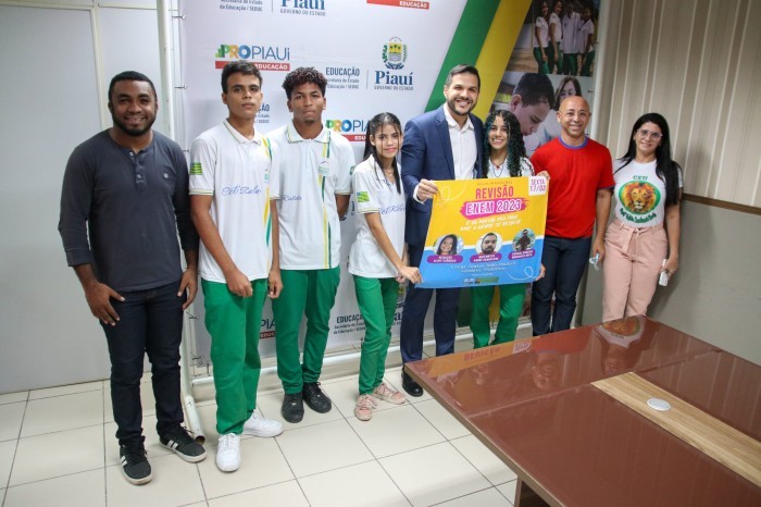 Washington Bandeira recebe alunos do Ceti Raldir Cavalcante Bastos