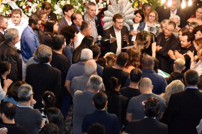 Familiares, parlamentares, autoridades, servidores e amigos vieram prestar a última homenagem a Amarildo Cruz