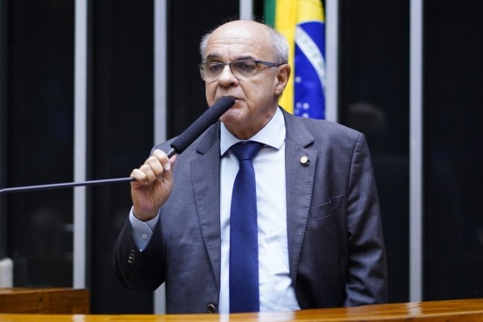 O autor da proposta, deputado Bandeira de Mello - (Foto: Pablo Valadares / Câmara dos Deputados)
