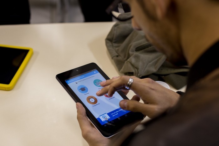 Uso de celular ou tablet por mais de três horas ao dia causa dor na coluna em jovens