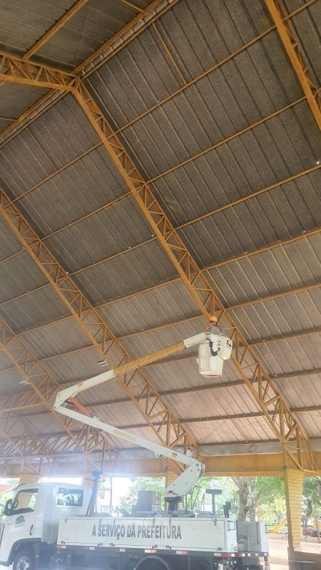 Prefeitura finaliza troca de lâmpadas antigas por refletores de LED na quadra do Ceper do 1º Plano