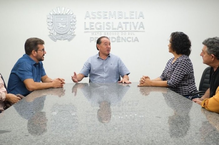 Mesa Diretora se reúne com futura deputada, professora Gleice Jane