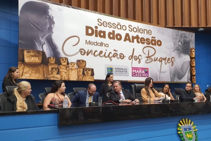Deputados entregam Medalha Conceição dos Bugres em homenagem a artesãos
