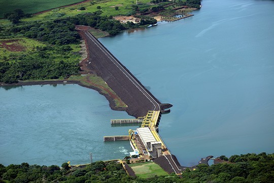Barragem da usina hidrelétrica Igarapava, no rio Grande, na divisa entre Igarapava (SP) e Conquista (MG) - Foto: Raylton Alves / Banco de Imagens ANA