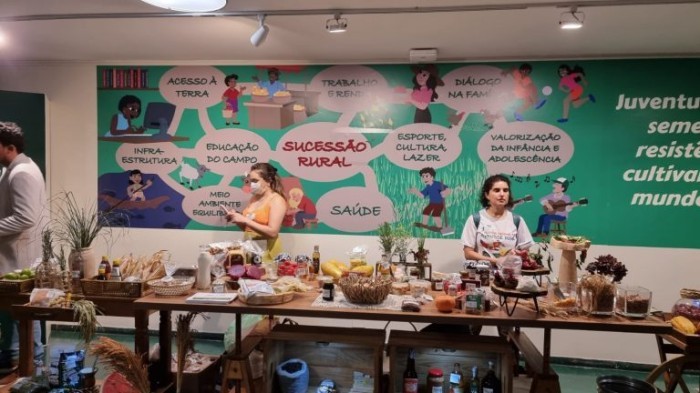 Mesa com produtos da agricultura familiar em exposição na Câmara dos Deputados - (Foto: Rachel Librelon/Agência Câmara)