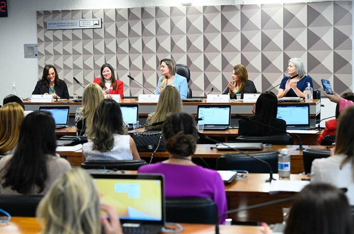 Ocupação de espaços pelas mulheres foi estratégia contra a violência ressaltada por várias debatedoras - Marcos Oliveira/Agência Senado