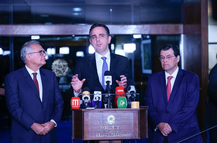 Ao lado de Renan Calheiros e Eduardo Braga, Pacheco afirmou, após reunião de líderes, que há um encaminhamento “muito positivo” sobre o funcionamento das comissões mistas, principalmente em relação ao consenso para definir prazos de análise das MPs em cad