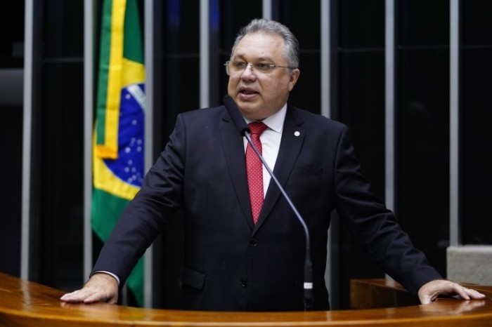 O autor da proposta, deputado Florentino Neto - (Foto: Pablo Valadares / Câmara dos Deputados)
