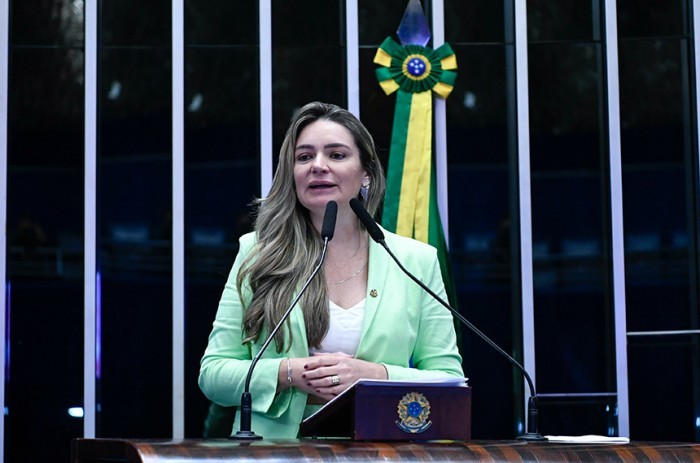 A senadora Augusta Brito foi relatora da proposta e a defendeu durante a votação no Plenário - Geraldo Magela/Agência Senado